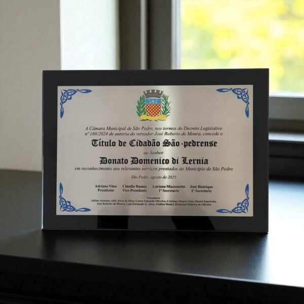 placa com moldura de acrílico