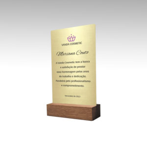 placa de homenagem com base em madeira