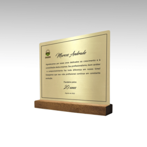 Placa de homenagem com base em madeira